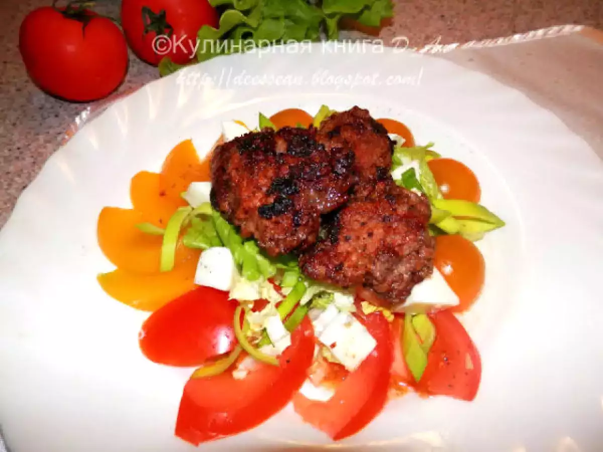 Салат из куриной печени с персиками и сыром