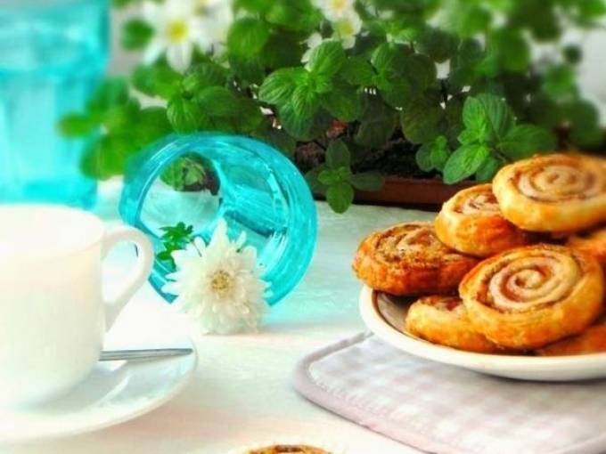 Бутер спирали с праскови и кафе