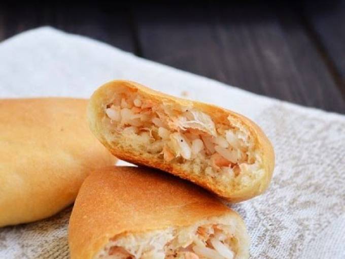 Постные пирожки с рисом и рыбой