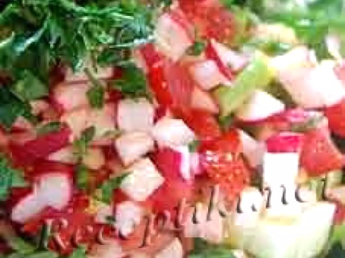 Огурцы с редькой и помидорами