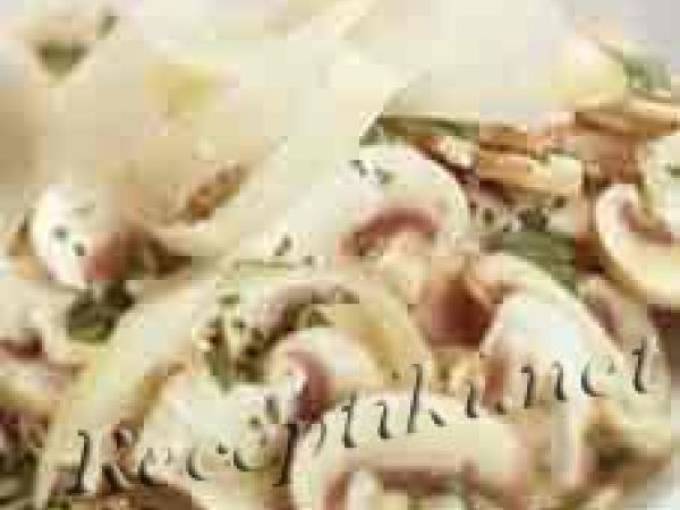Салат из редьки с грибами и сметаной