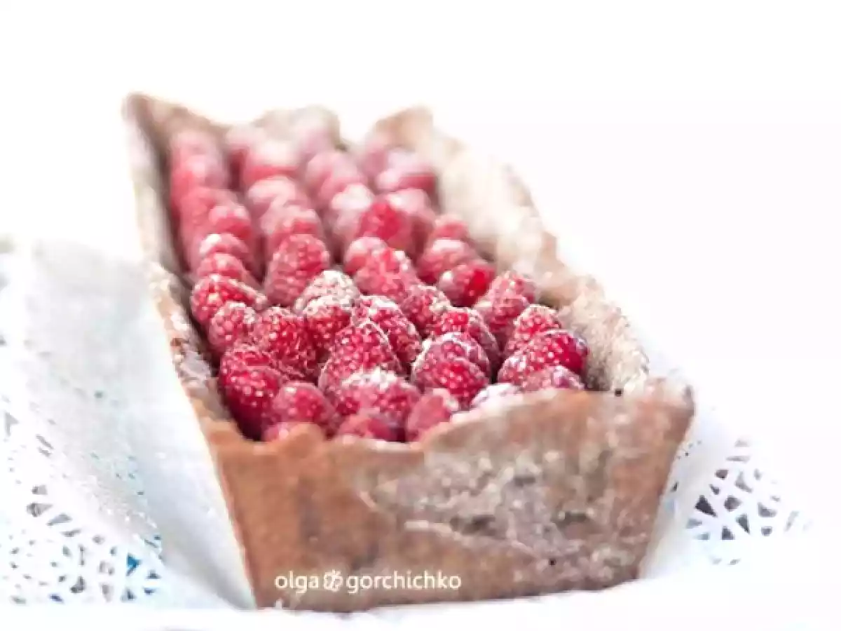 Шоколадный тарт с малиной