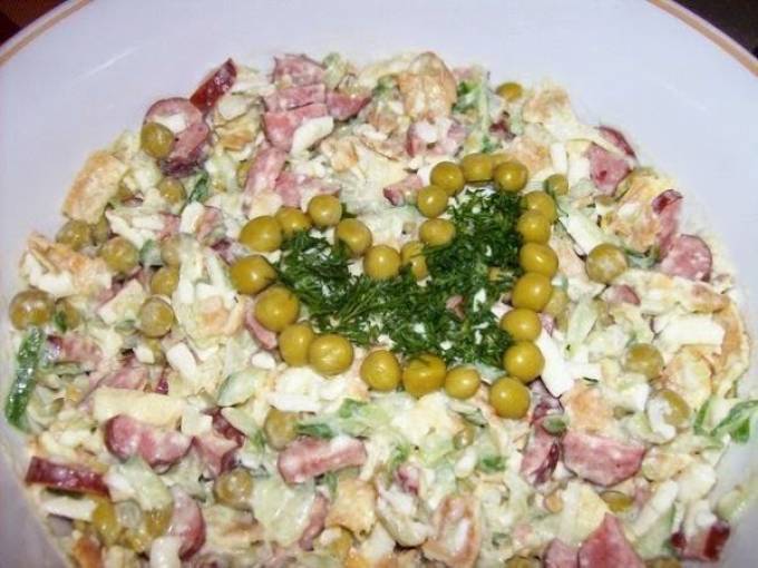Салат Дружба с охотничьими колбасками