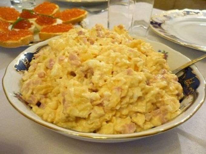 Салат с ветчиной и консервированным ананасом