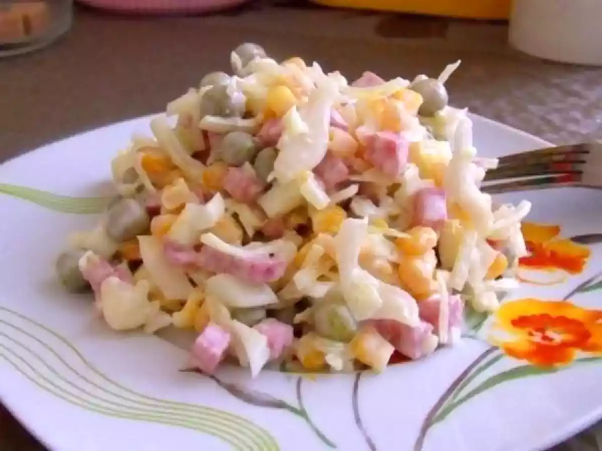 Вкусный салатик с колбасой, яйцами, кукурузой, горошком и капустой