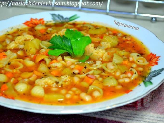 Минестроне с фасолью, грудинкой, пастой и овощами