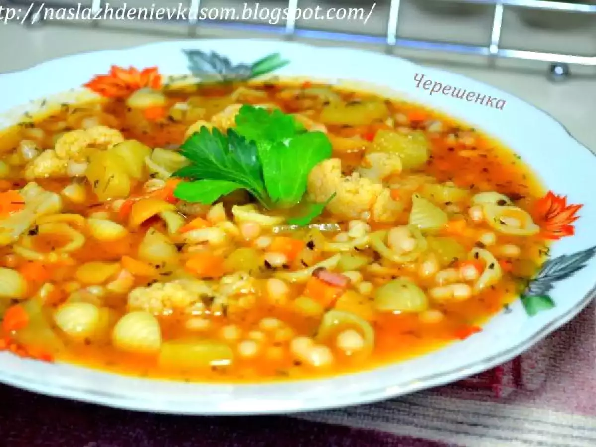 Минестроне с фасолью, грудинкой, пастой и овощами