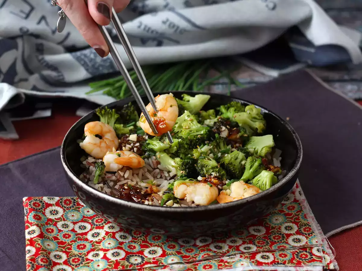 Рецепт Брокколи и креветки в остром корейском соусе - простое, сбалансированное и пикантное блюдо