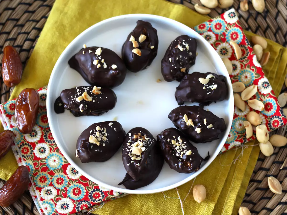 Рецепт Домашний сникерс : финики, арахис и шоколад - здоровый перекус без добавления сахара