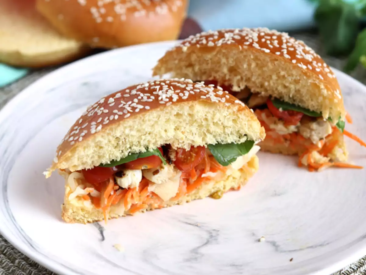Рецепт Сэндвич с маринованной курицей, салатом коулслоу, помидорами и базиликом