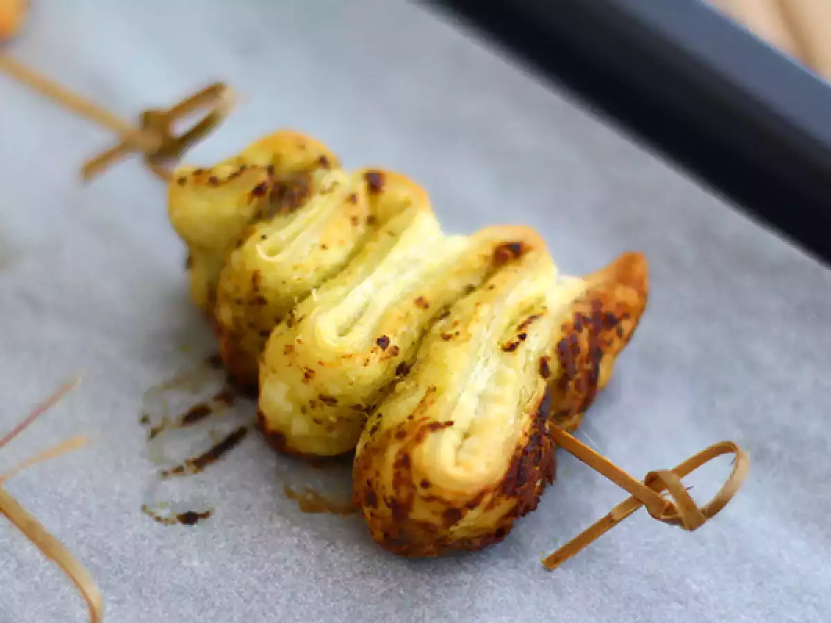 Рецепт Елочки из слоеного теста с песто для рождественского аперитива