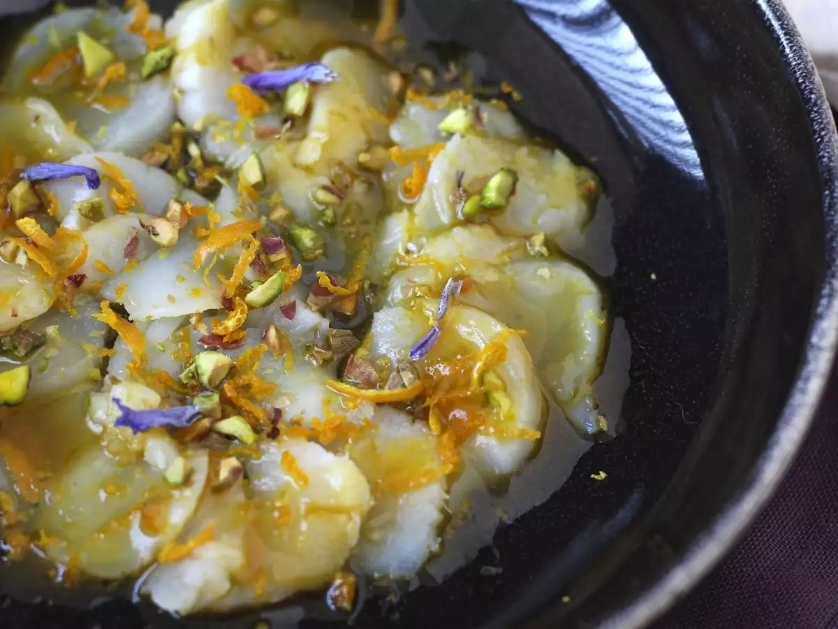 Рецепт Карпаччо из гребешков с цитрусовой винегретом и фисташками, элегантная и простая закуска для приготовления