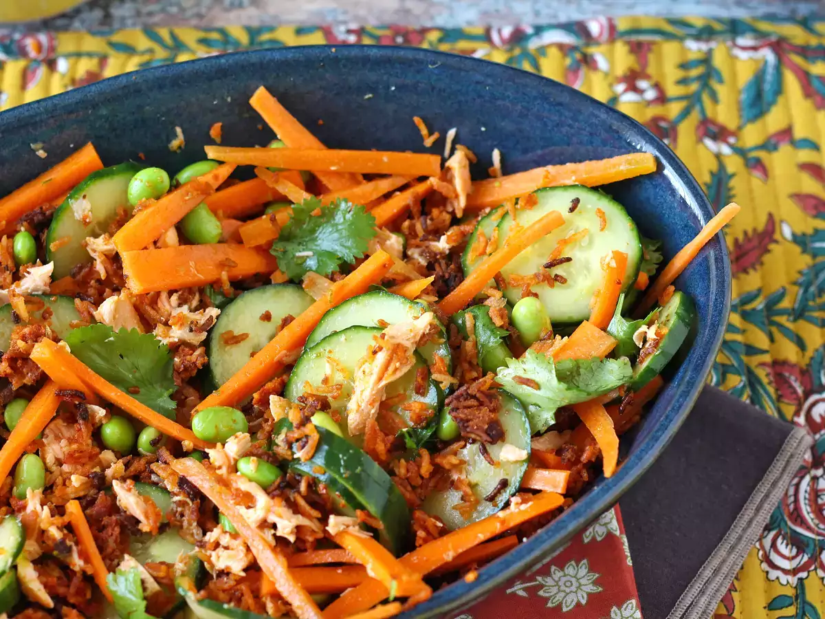 Рецепт Хрустящий, острый салат из лосося с хрустящим рисом!