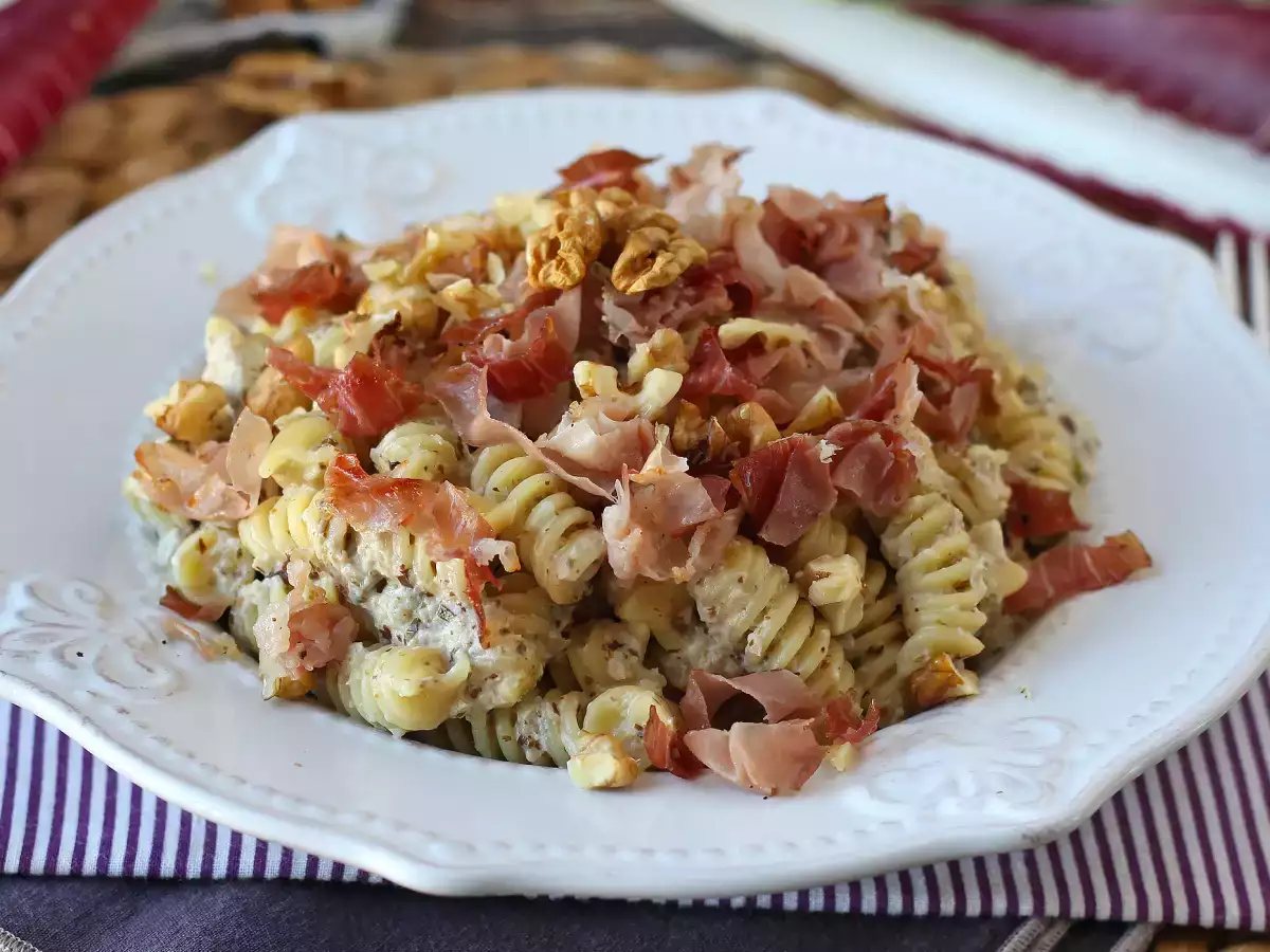 Рецепт Сливочная паста с радиккио, хрустящим беконом и грецкими орехами: быстрый и неотразимый рецепт