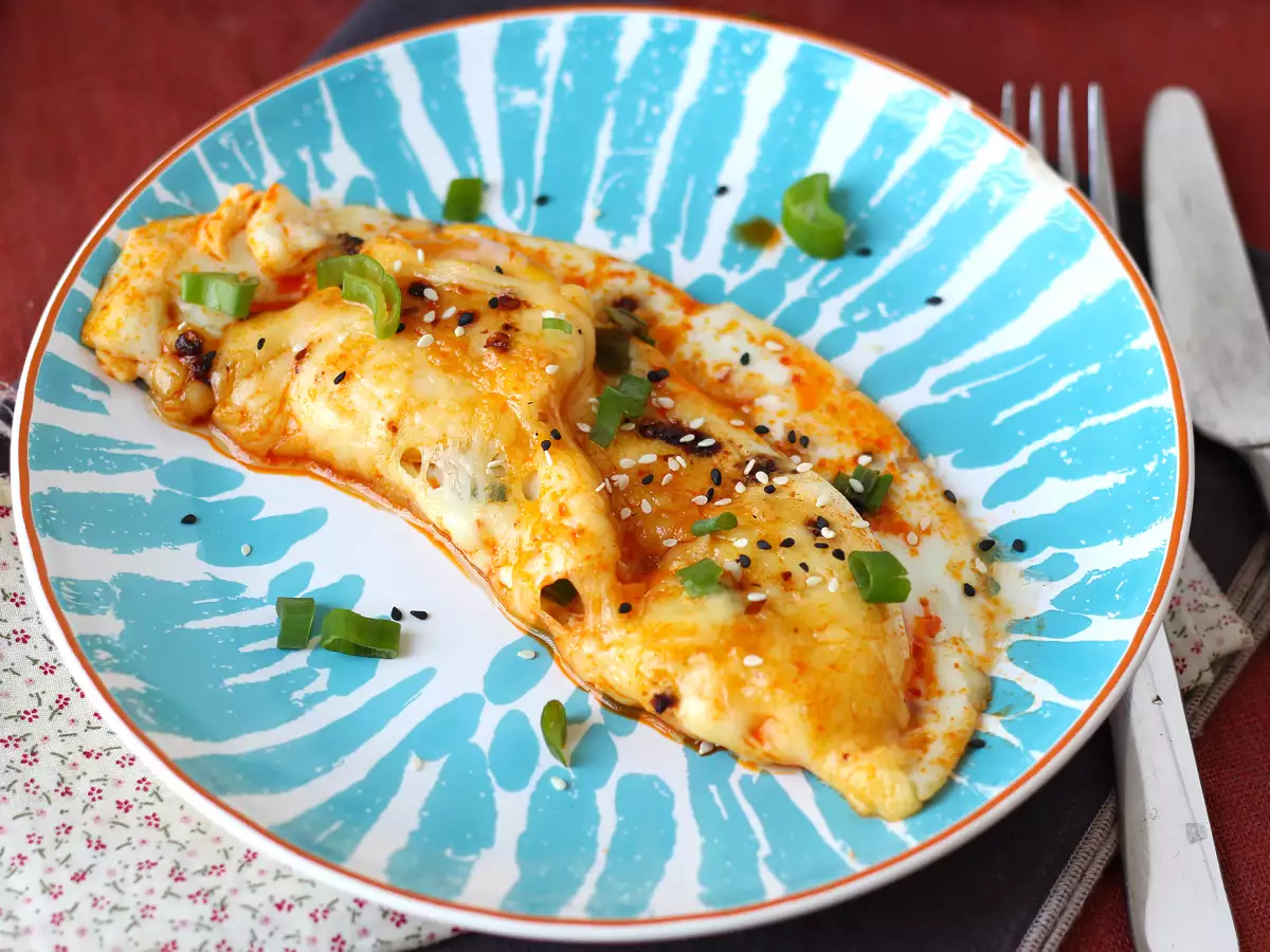 Рецепт Жареные яйца с медом и моцареллой, сладкий, соленый и острый экспресс-завтрак!