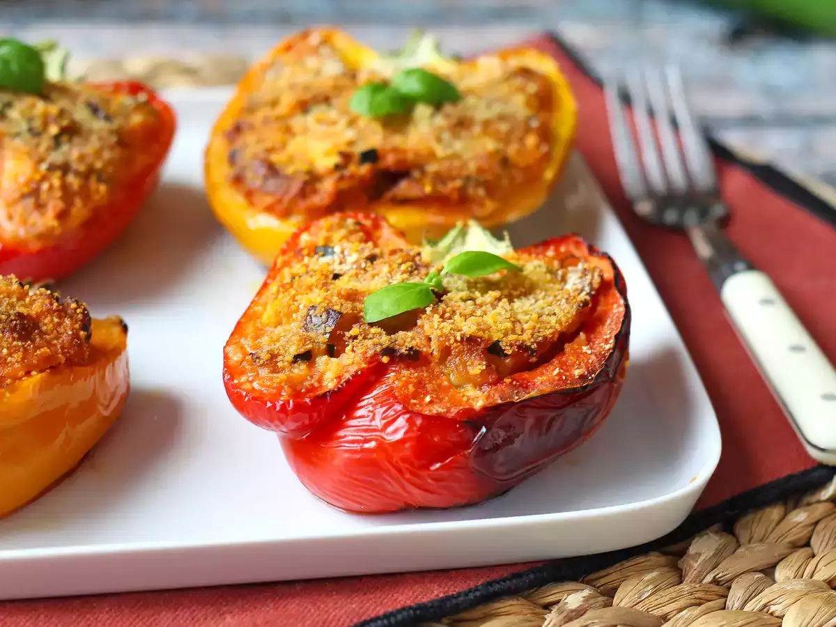Рецепт Запеченные вегетарианские фаршированные перцы: простой и вкусный рецепт с овощами и сыром моцарелла