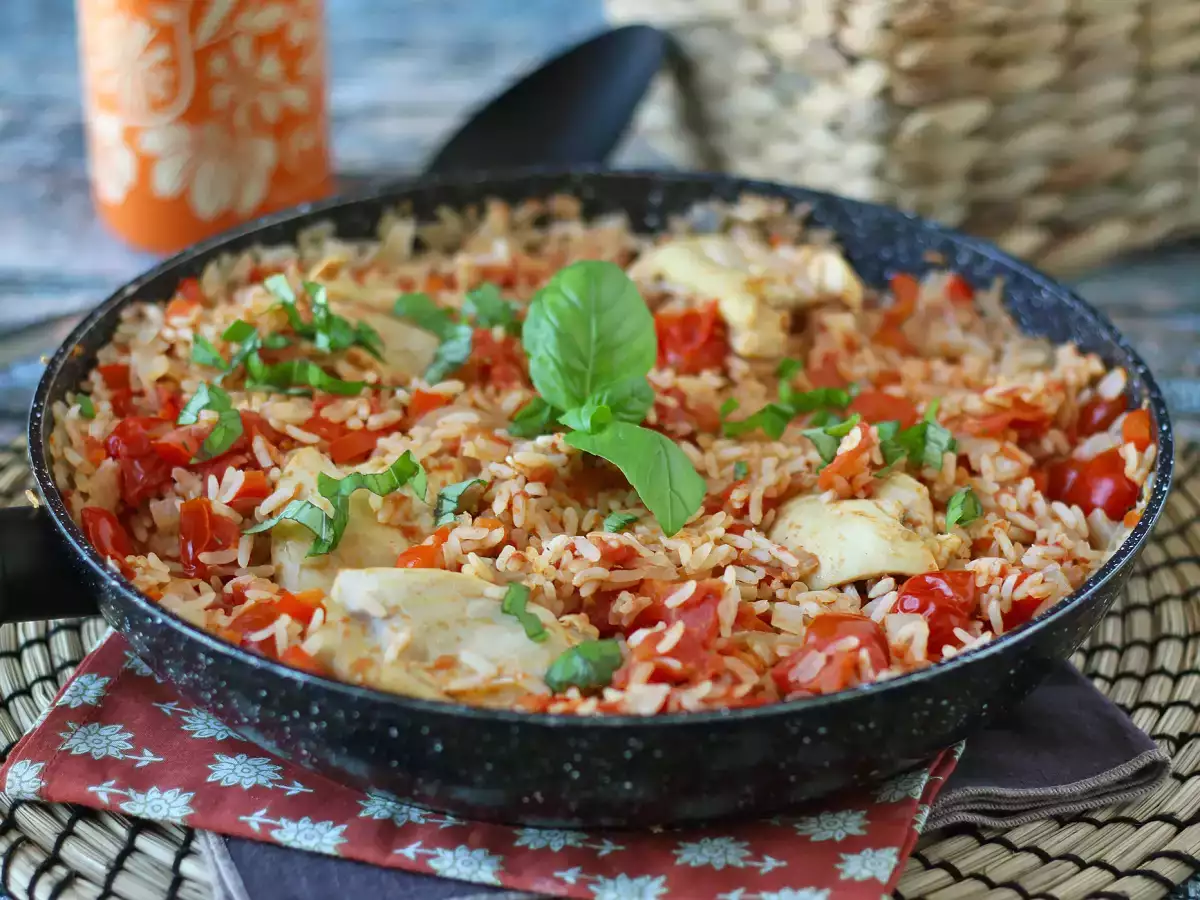 Рецепт Курица с рисом, помидорами и перцем в одной сковороде