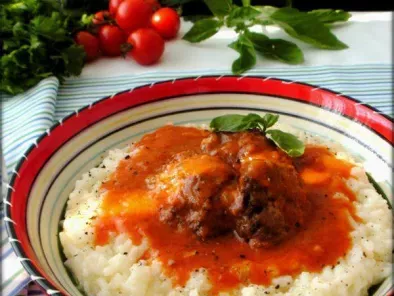 Рецепт Пикантни кюфтенца в доматен сос с босилек