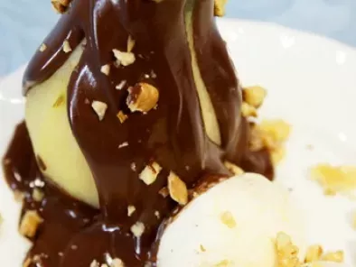 Рецепт Десерт из груш с мороженым под шоколадным соусом