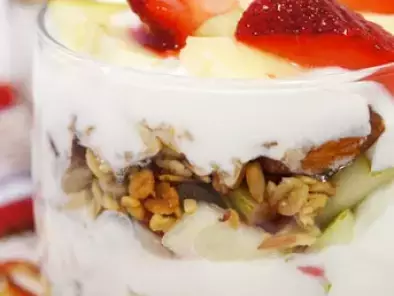 Рецепт Мюсли с йогуртом и фруктами