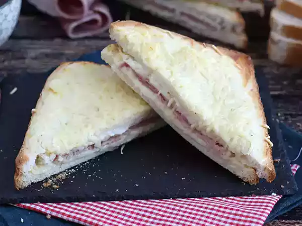 Рецепт Изысканный крок-месье с соусом бешамель