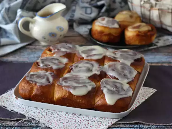 Рецепт Булочки с корицей, бриошь с корицей и ванильной глазурью
