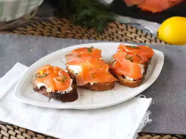 Рецепт Свежий козий сыр и копченый лосось на тосте