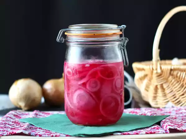 Рецепт Маринованные огурцы с красным луком - идеальное дополнение к вашим блюдам!