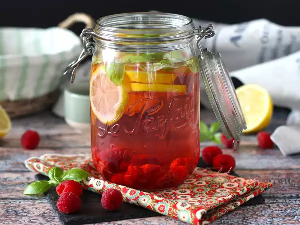 Рецепт Вода со вкусом лимона, базилика и малины