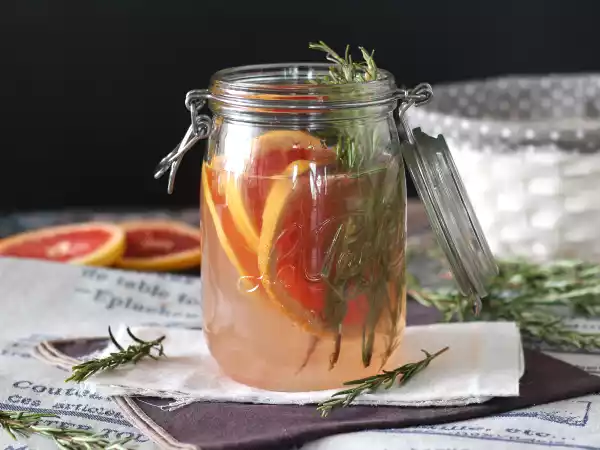 Рецепт Вода со вкусом грейпфрута и розмарина: детокс-напиток без добавления сахара