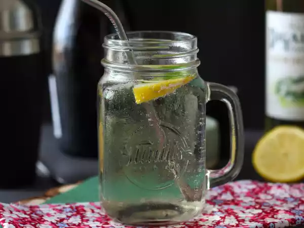 Рецепт Hugo spritz с сиропом бузины, свежий и сладкий коктейль