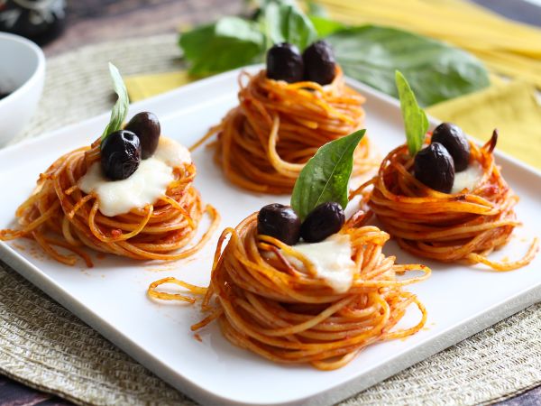 Рецепт Запеченные в духовке макаронные гнезда - вкусное и простое в приготовлении первое блюдо