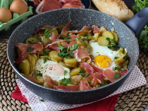 Рецепт Huevos rotos, суперпростой испанский рецепт на основе картофеля и яиц