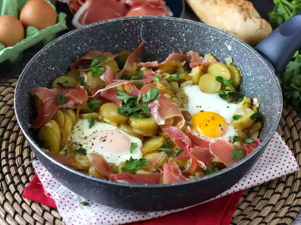 Рецепт Huevos rotos, суперпростой испанский рецепт на основе картофеля и яиц