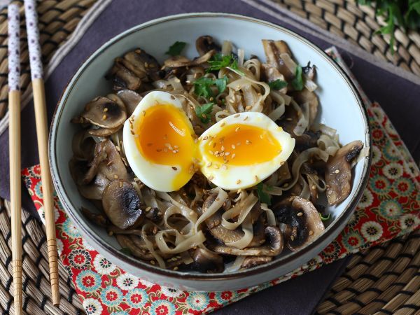 Рецепт Рисовая лапша с грибами и яйцом всмятку!