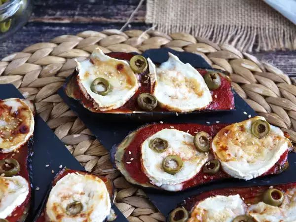 Рецепт Тост из баклажанов с помидорами и кулисом из козьего сыра