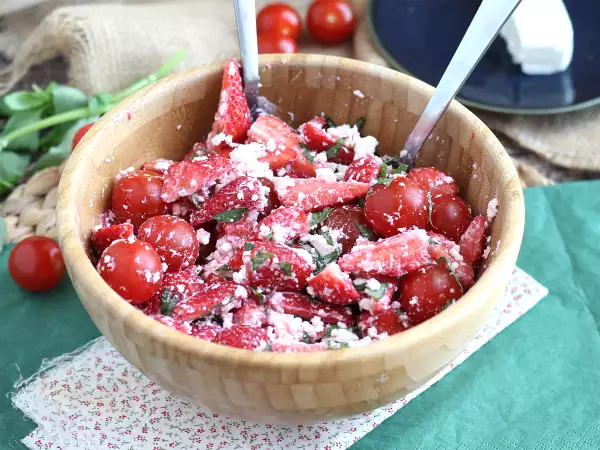 Рецепт Салат из клубники, помидоров, феты и базилика