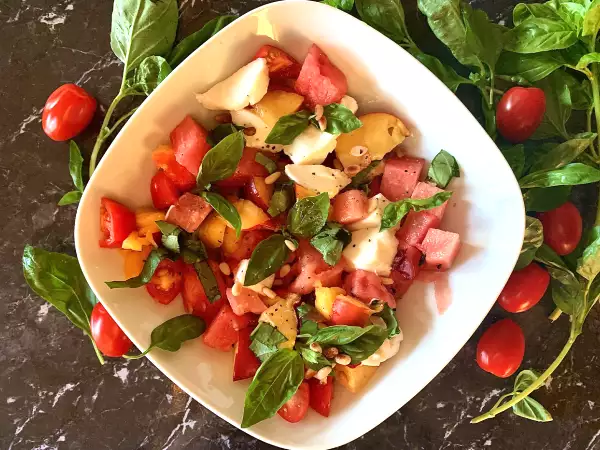 Рецепт Летний салат с арбузом, помидором и нектарином