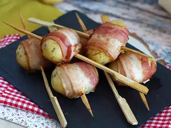Рецепт Аперитив - шпажки с картофелем и копченым беконом