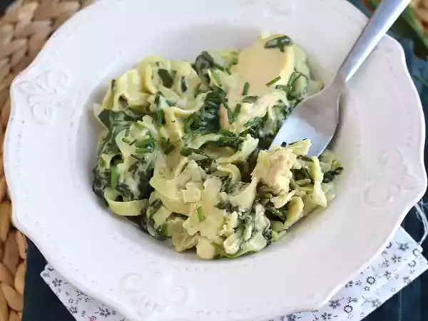Рецепт Паста со шпинатом, козьим сыром и курицей в одной кастрюле