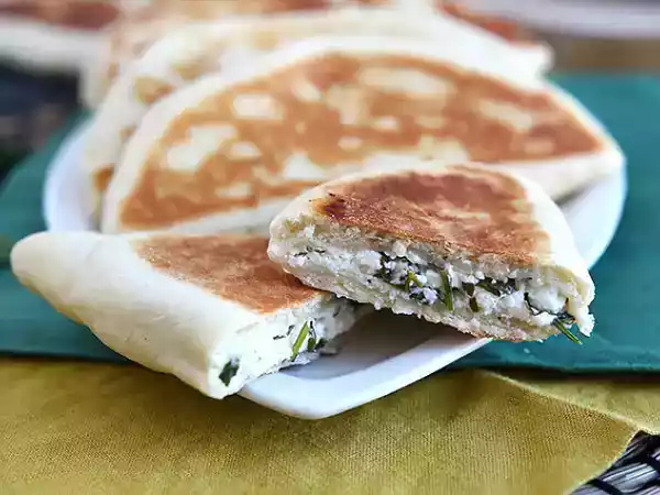 Рецепт Турецкие блинчики с начинкой из феты, лимона и петрушки - gözleme