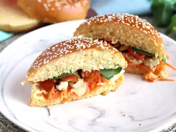 Рецепт Сэндвич с маринованной курицей, капустным салатом, помидорами и базиликом