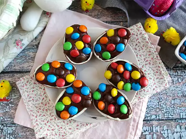 Рецепт Пасхальные яйца, наполненные шоколадным десертным кремом и m&m's