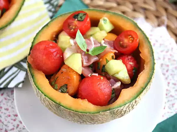 Рецепт Салат из дыни на дыне