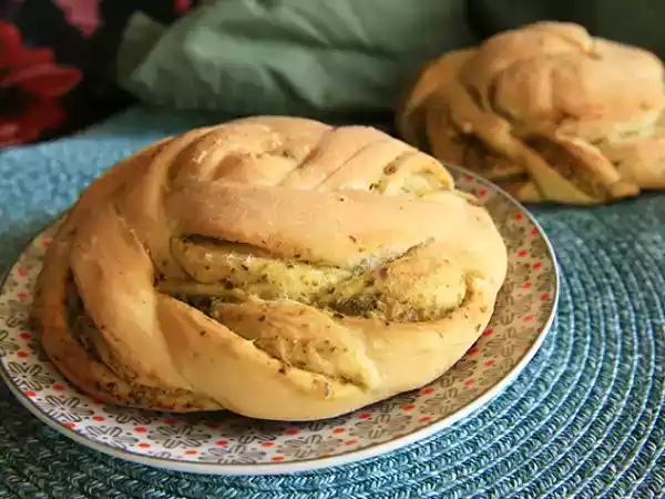 Рецепт Плетеные булочки с зеленым песто