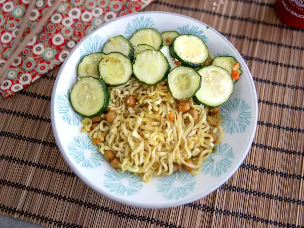Рецепт Жареная лапша с обжаренным нутом и кабачками
