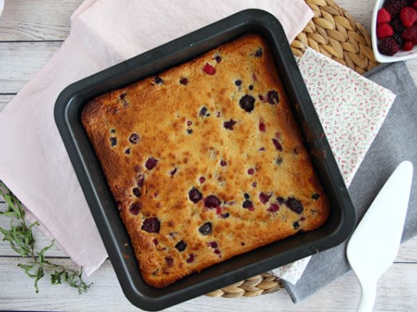 Рецепт Пирожное с белым шоколадом и красными фруктами (blondie)