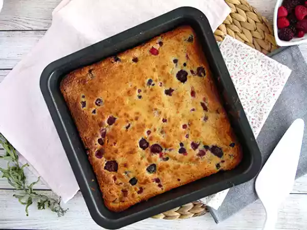 Рецепт Пирожное с белым шоколадом и красными фруктами (blondie)