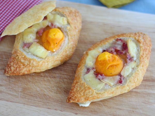 Рецепт Яичные лодочки с мюнстером