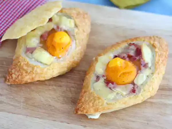 Рецепт Яичные лодочки с мюнстером